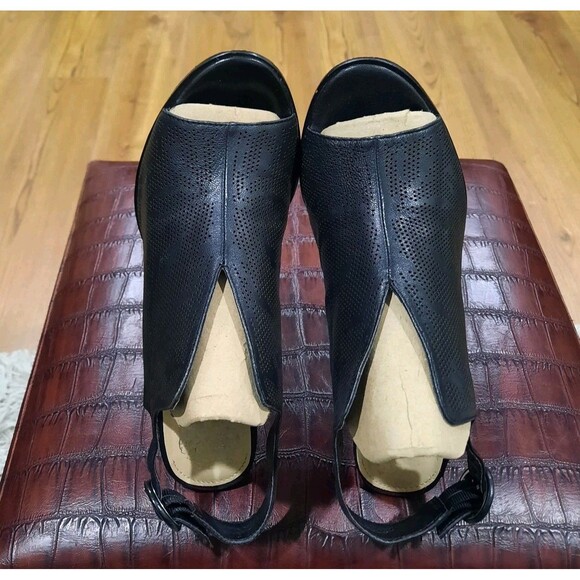 Vince Camuto Nattey2 Black Perforated Leather Peep Toe Slingback Heel Size 9.5M - Picture 6 of 8